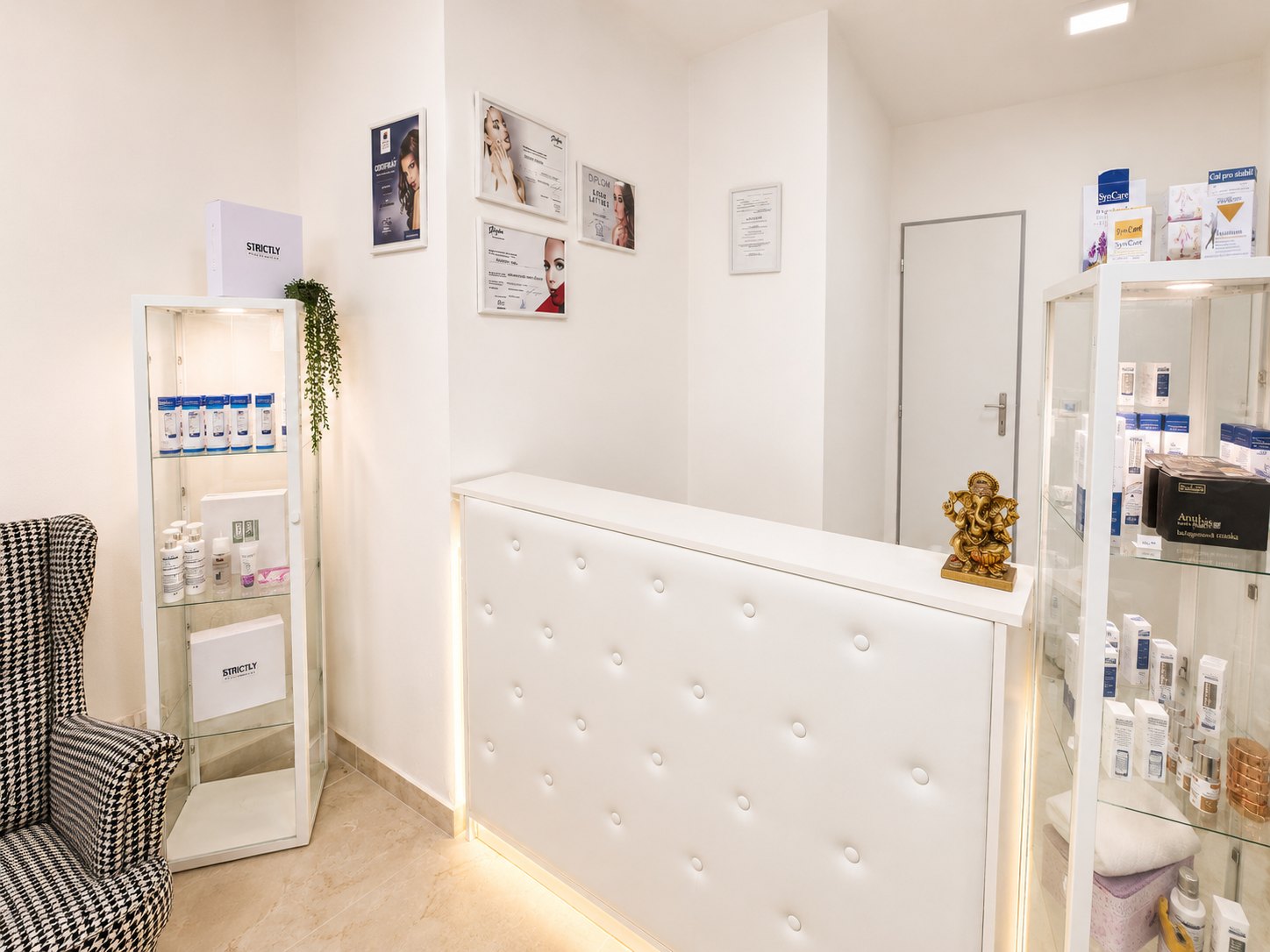 Recepce a produktové vitríny salonu Valérie